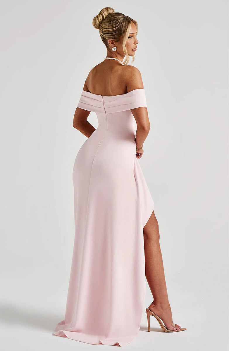Robe élégante à épaules dénudées
