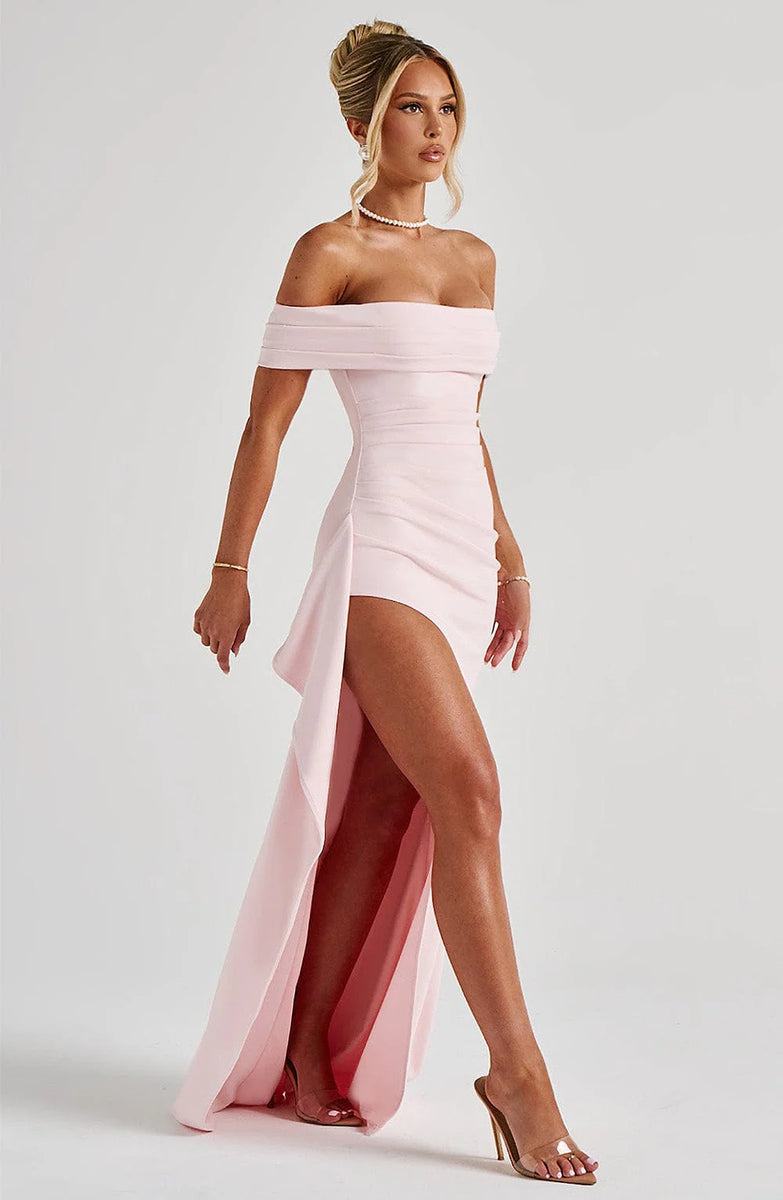 Robe élégante à épaules dénudées